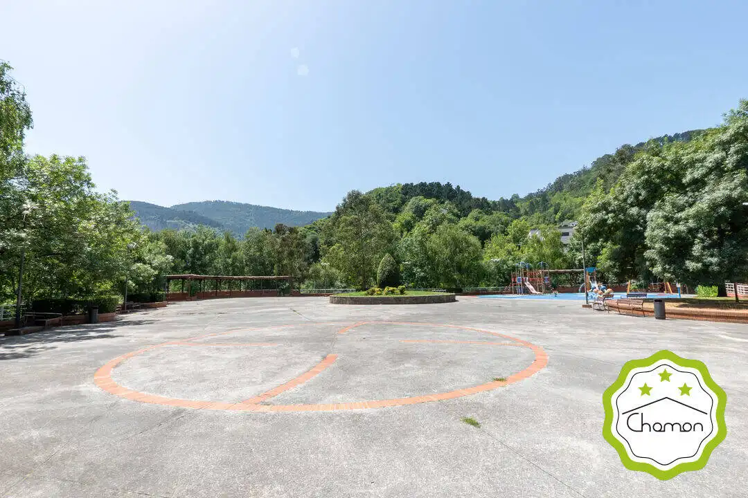 Piscina de Piso en venta en Bilbao  con Calefacción, Jardín privado y Amueblado