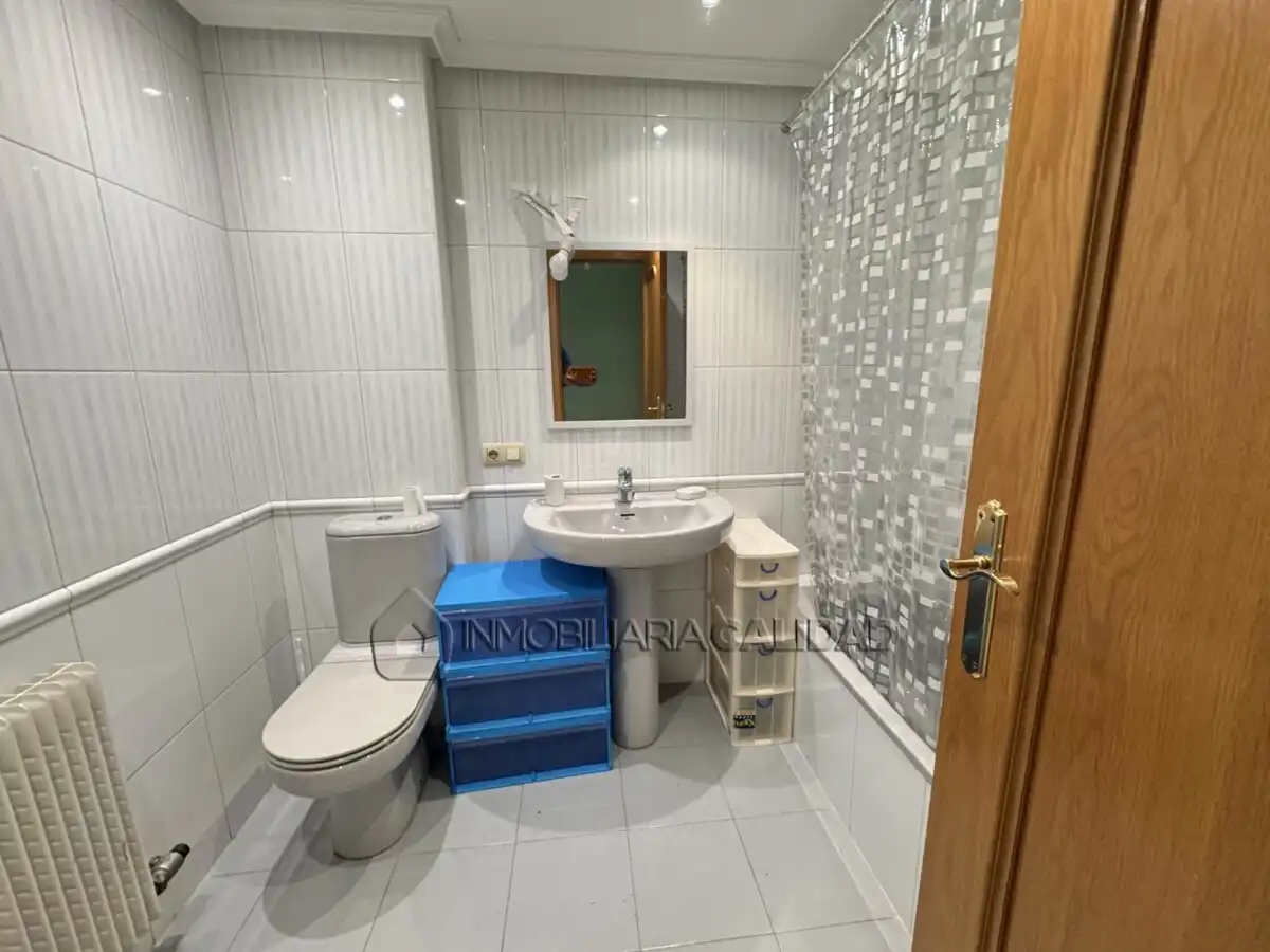 Baño de Piso de alquiler en Burgos con Calefacción y Amueblado