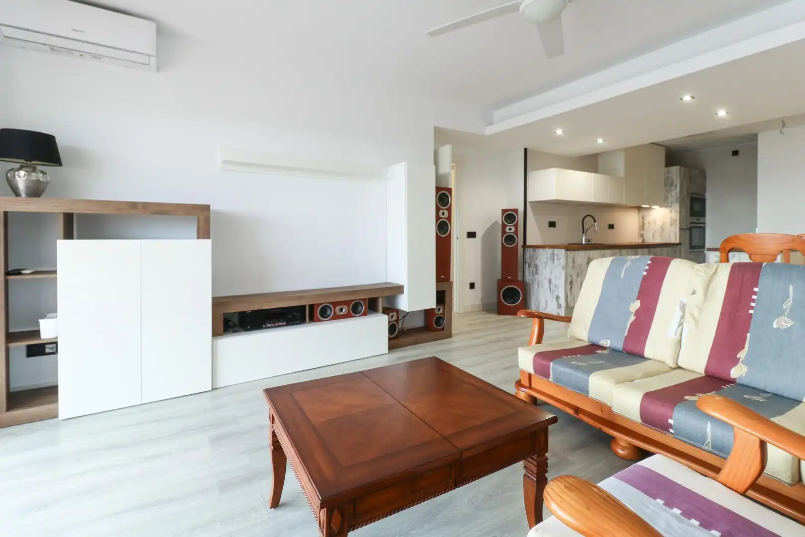 Living room of Flat for sale in Vilanova i la Geltrú  with Air Conditioner, Parquet flooring and Balcony