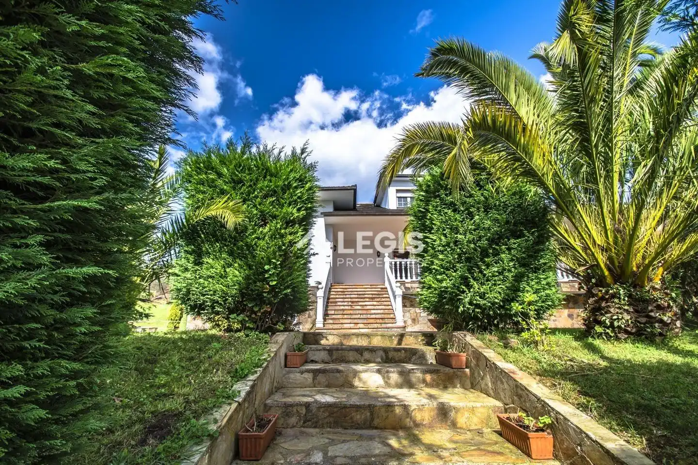 Vista exterior de Casa o xalet en venda en Valdés - Luarca amb Calefacció, Jardí privat i Terrassa