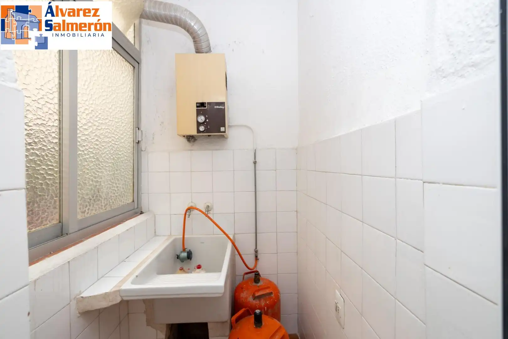 Bathroom of Flat for sale in Granada  with Terrace and Furnished