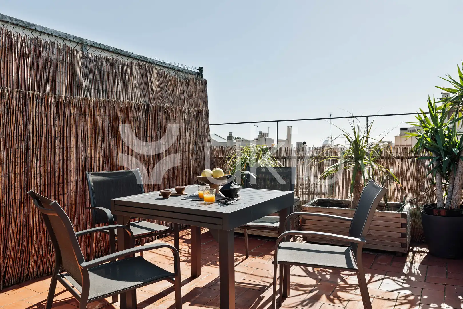 Terrasse von Dachboden zur Miete in Barcelona mit Klimaanlage, Terrasse und Möbliert