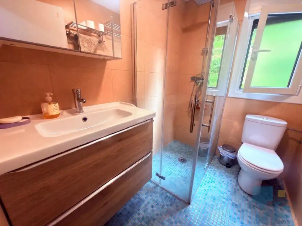 Badezimmer von Wohnung zum Verkauf in Pasaia mit Ofen
