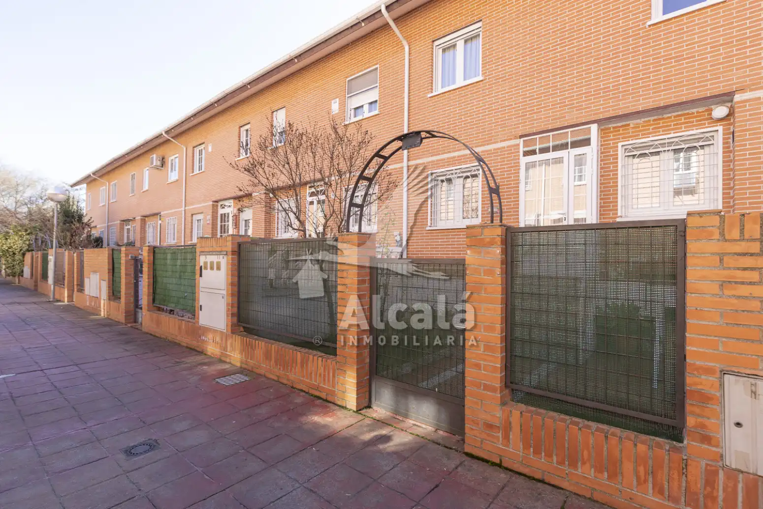 Außenansicht von Einfamilien-Reihenhaus zum Verkauf in Alcalá de Henares mit Heizung, Parkett und Schwimmbad