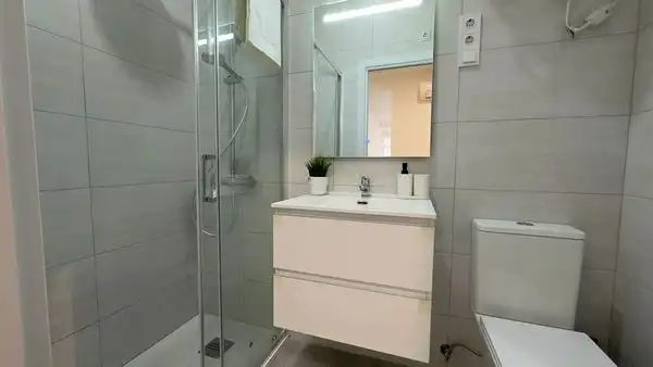 Bany de Apartament en venda en Madrid amb Aire condicionat, Calefacció i Moblat