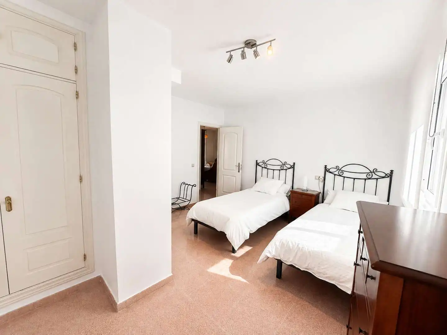 Schlafzimmer von Dachboden zur Miete in Manilva mit Klimaanlage, Terrasse und Möbliert