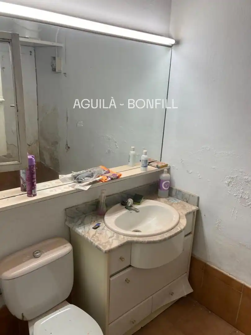 Bathroom of Commercial properties for rent in Badalona