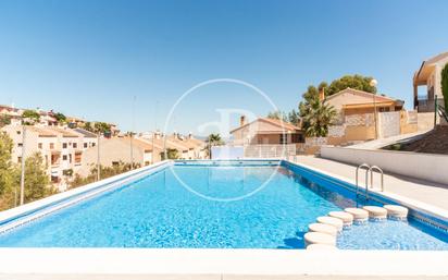 Swimming pool of Single-family semi-detached for sale in Chiva  with Air Conditioner, Heating and Private garden