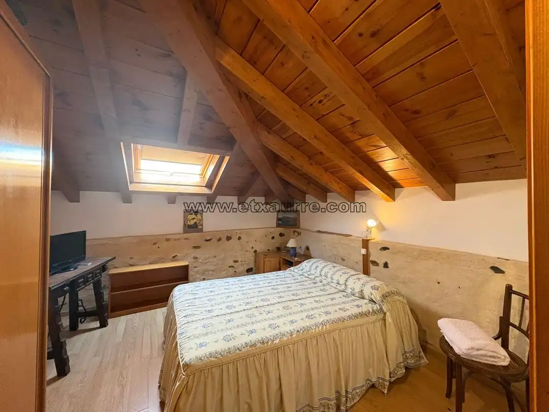 Schlafzimmer von Country house zum Verkauf in Ayala / Aiara mit Heizung