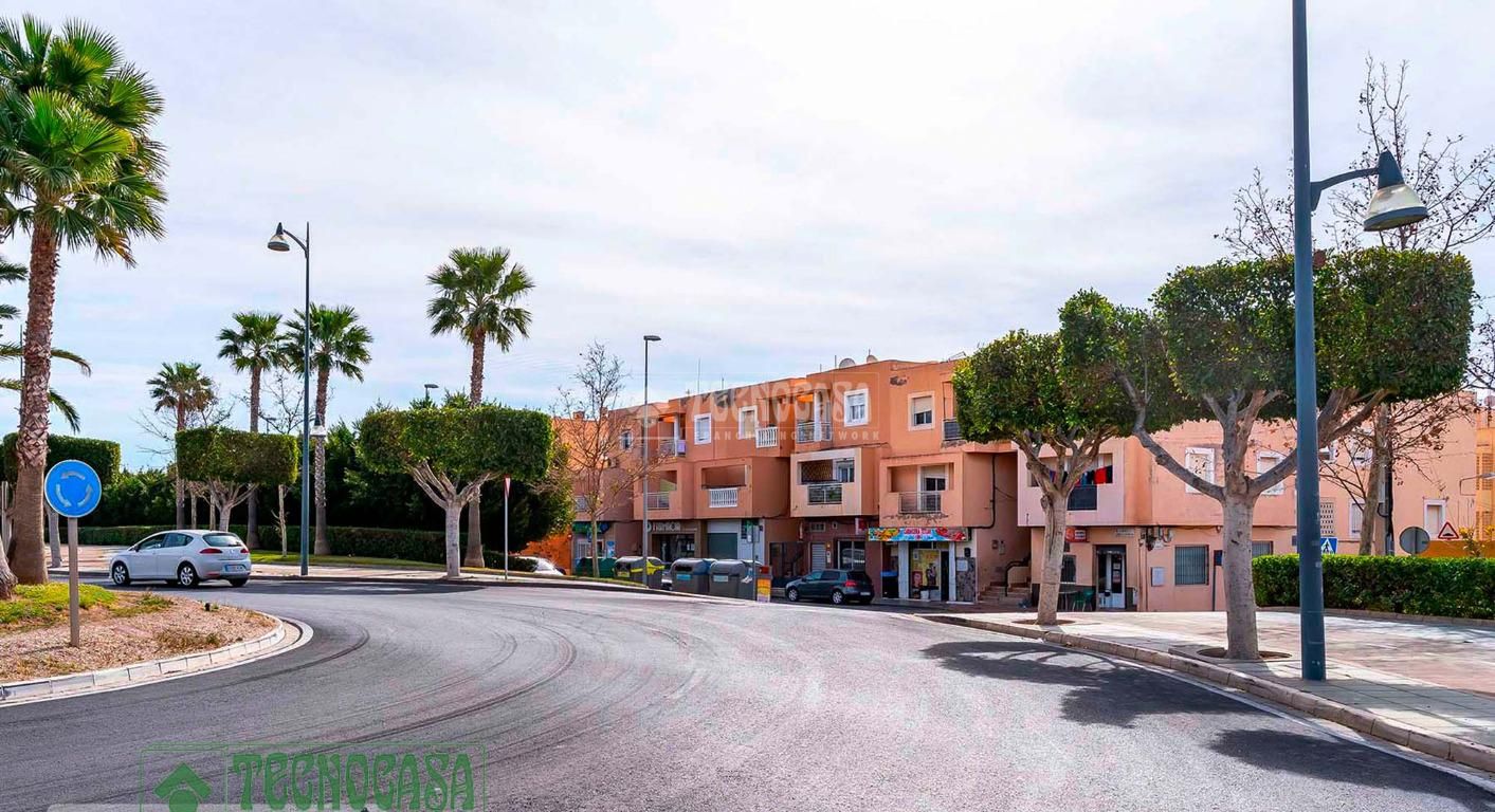 Vista exterior de Casa adosada en venda en El Ejido amb Calefacció, Terrassa i Balcó