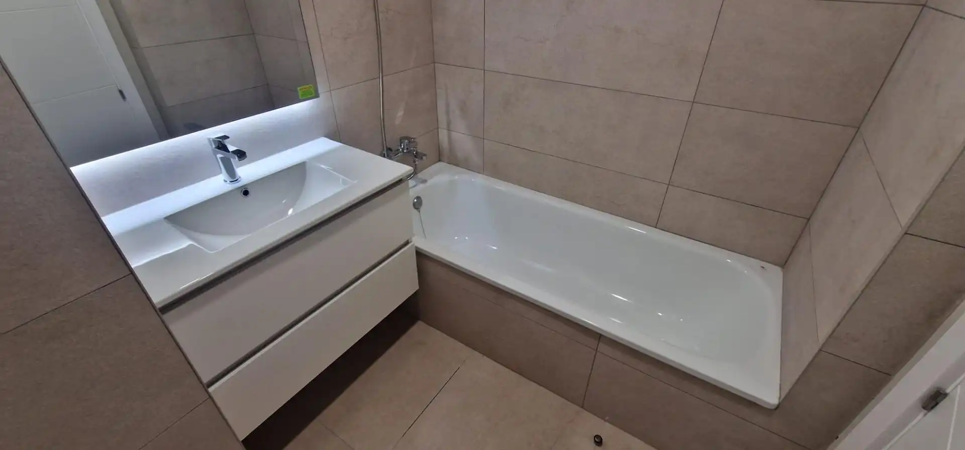 Badezimmer von Einfamilien-Reihenhaus zur Miete in Guillena mit Privatgarten, Balkon und Gemeinschaftspool