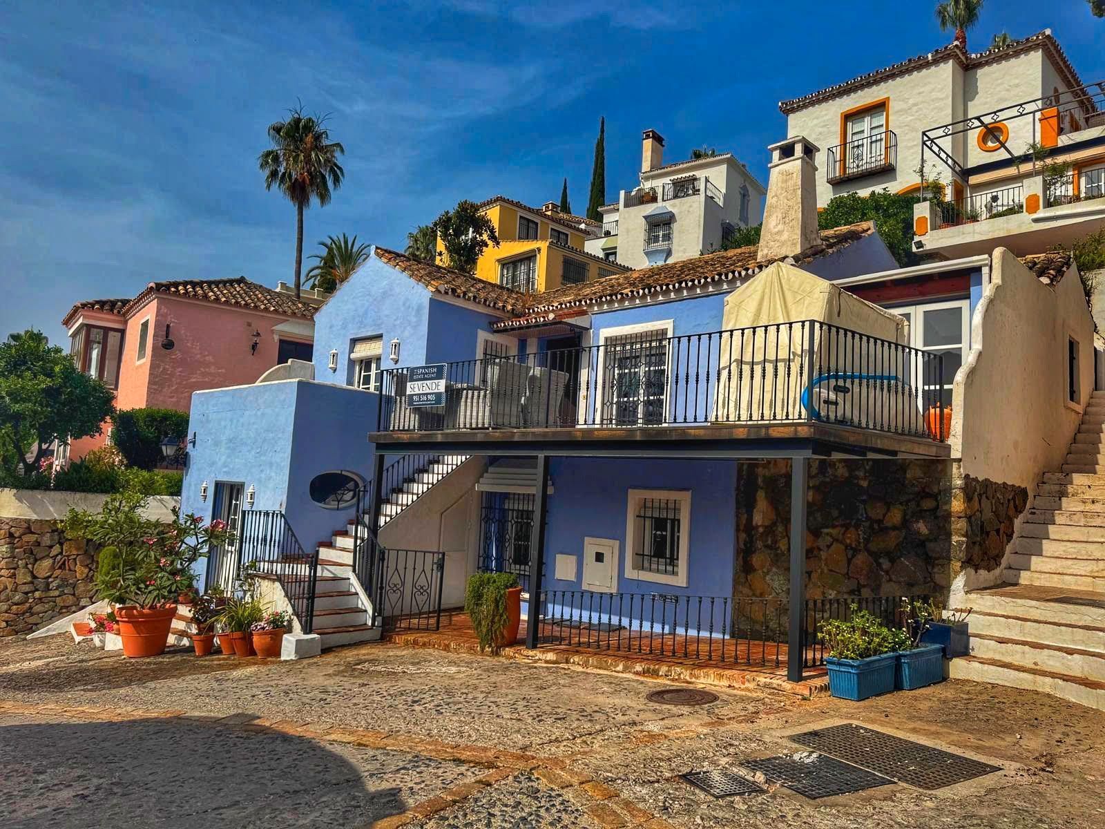 Vista exterior de Casa o xalet en venda en Benahavís amb Aire condicionat, Terrassa i Piscina