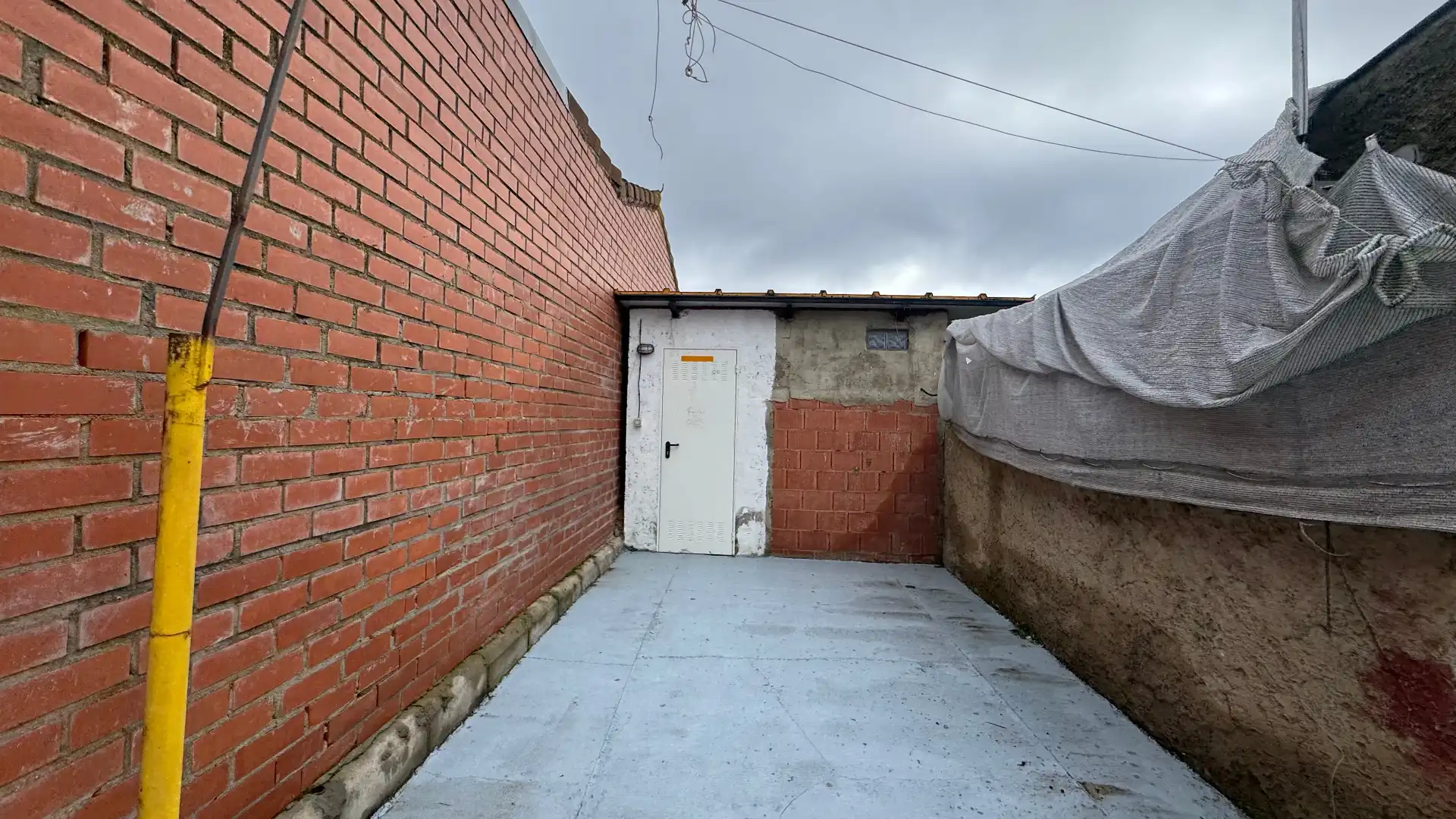 Vista exterior de Casa o xalet en venda en Santas Martas amb Aire condicionat, Calefacció i Jardí privat