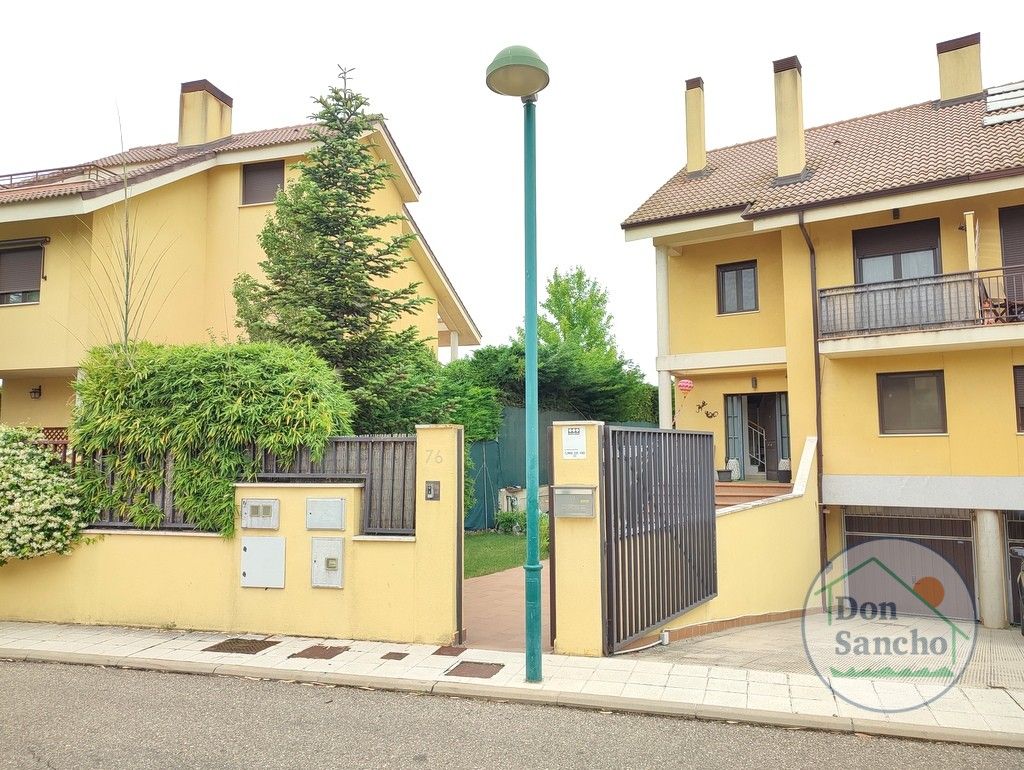 Vista exterior de Casa adosada en venta en Valladolid Capital con Calefacción, Terraza y Piscina