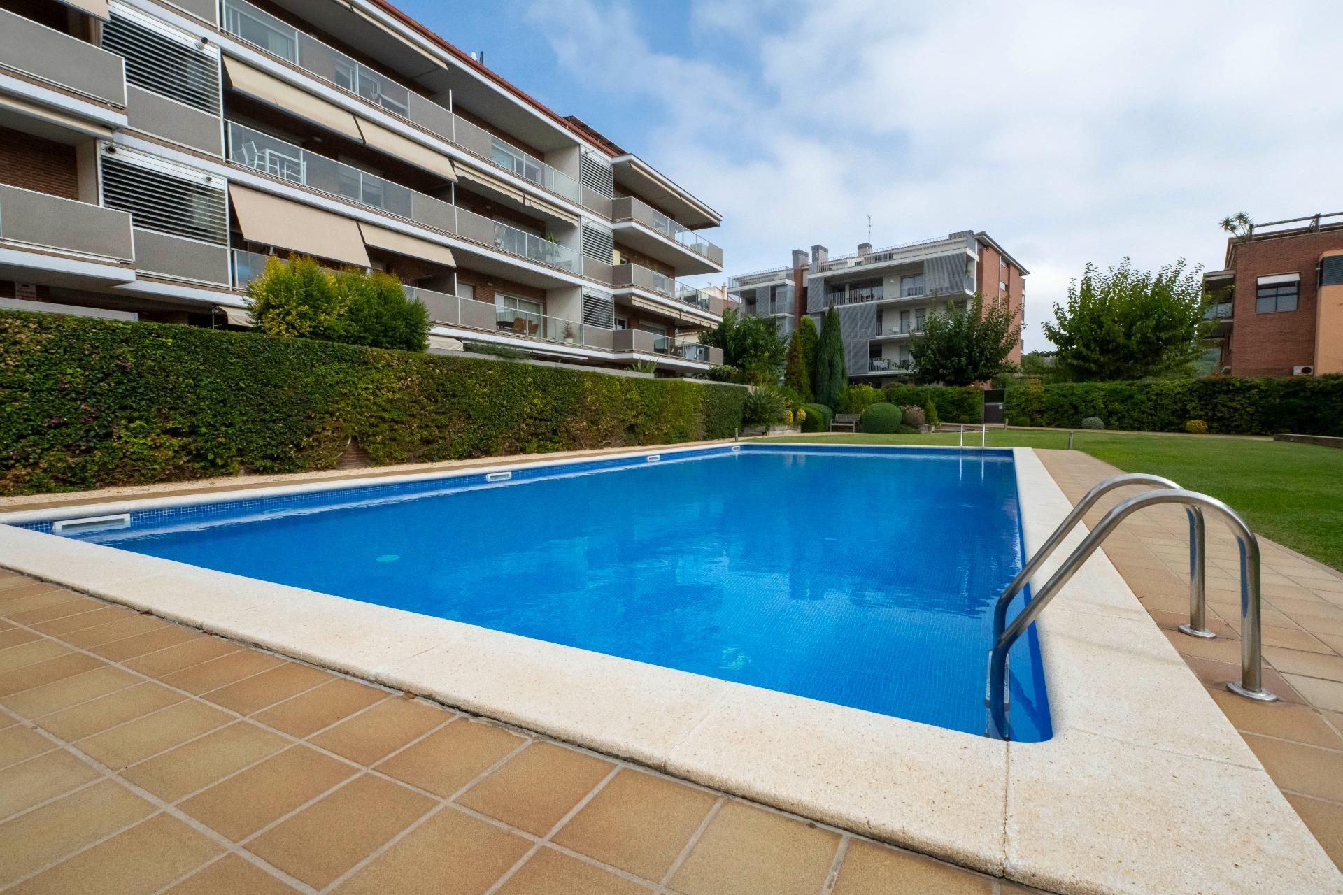Swimming pool of Flat for sale in Tiana  with Air Conditioner, Heating and Private garden