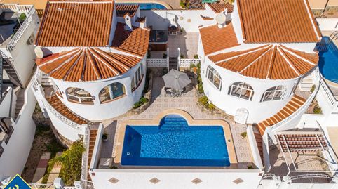 Chalet con piscina privada, en la provincia de Alicante, en Rojales, Ciudad Quesada. 4 habitaciones | 214 m² | 5 kilómetros del ma