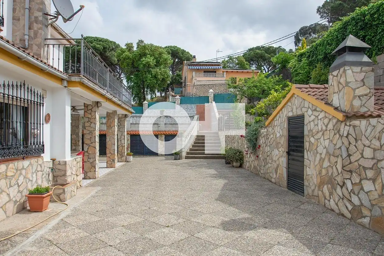 Vista exterior de Casa o xalet en venda en Tordera amb Calefacció, Terrassa i Piscina