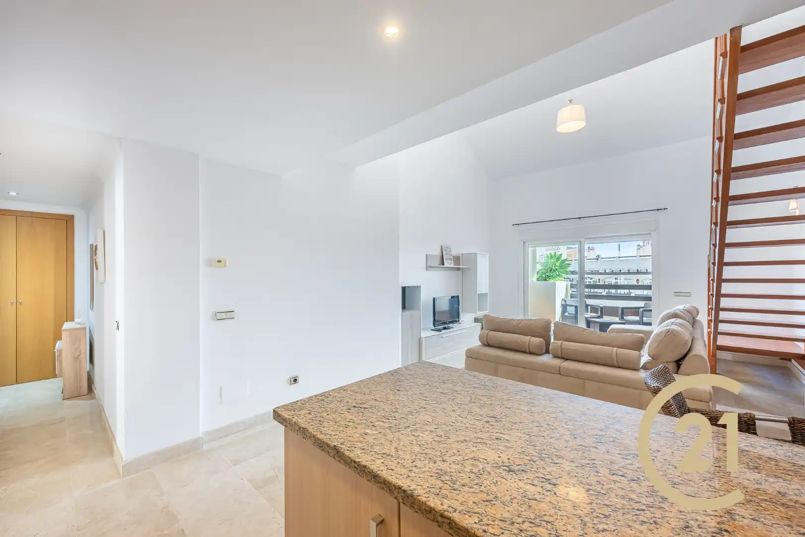 Sala d'estar de Dúplex en venda en Estepona amb Aire condicionat, Terrassa i Moblat