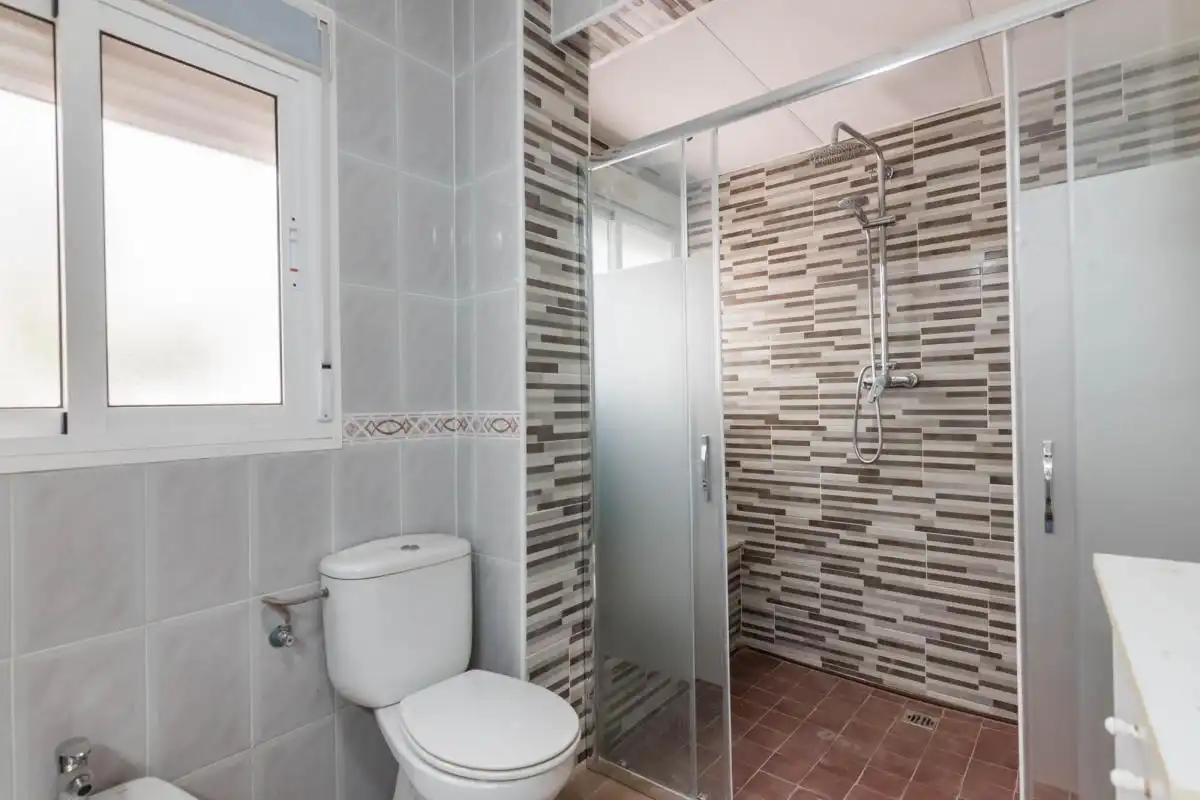 Baño de Casa adosada en venta en Murcia con Aire acondicionado, Calefacción y Jardín privado