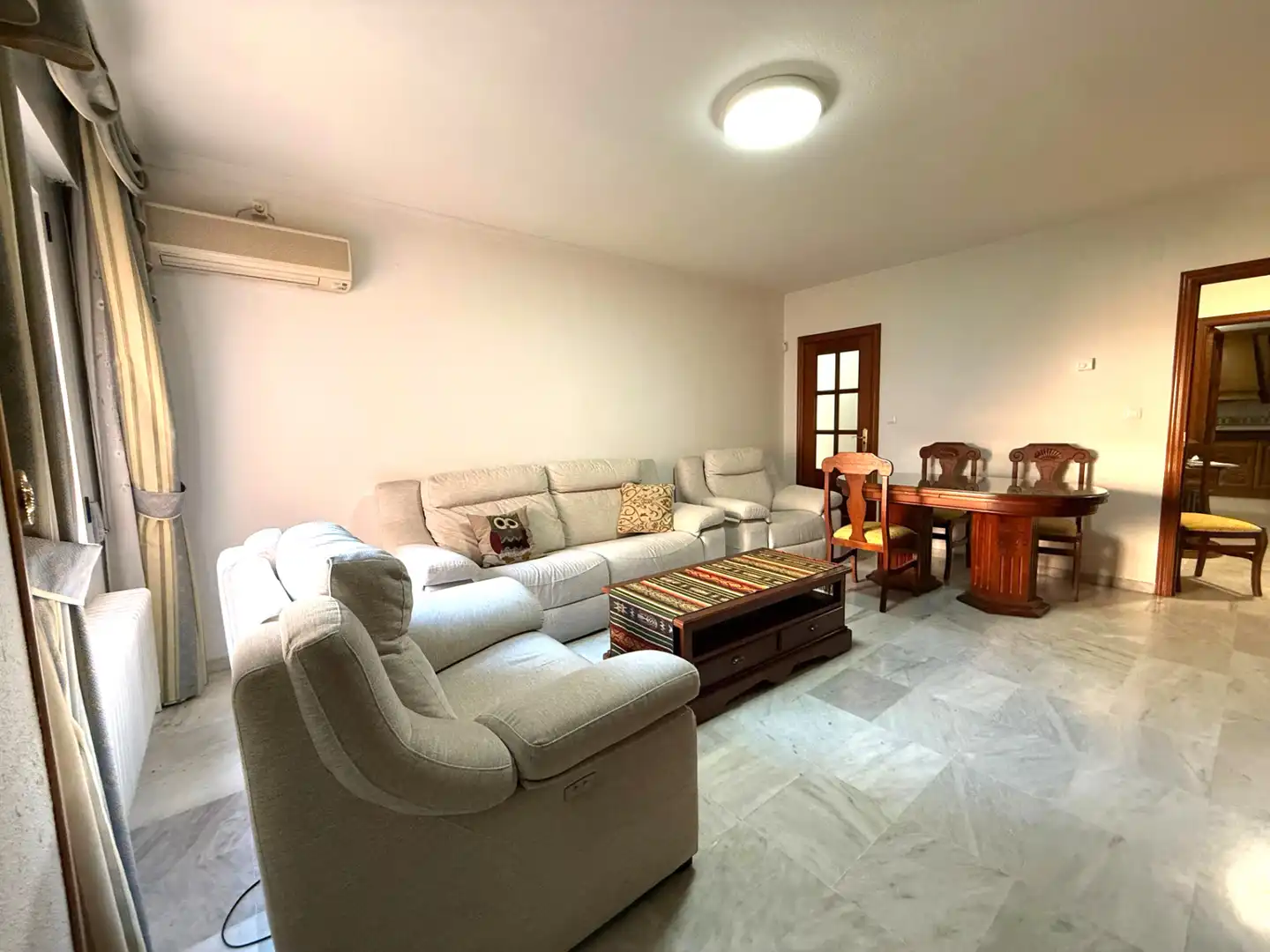 Living room of Flat for sale in Granada  with Air Conditioner, Heating and Furnished