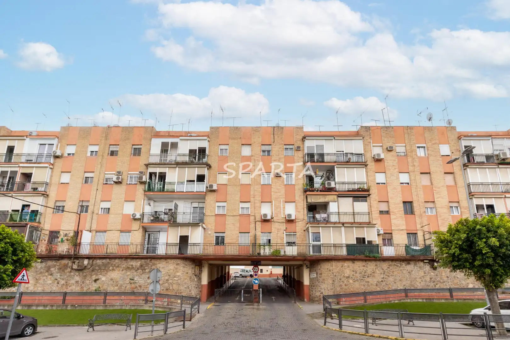 Vista exterior de Piso en venta en Castilleja de la Cuesta con Aire acondicionado, Horno y Microondas