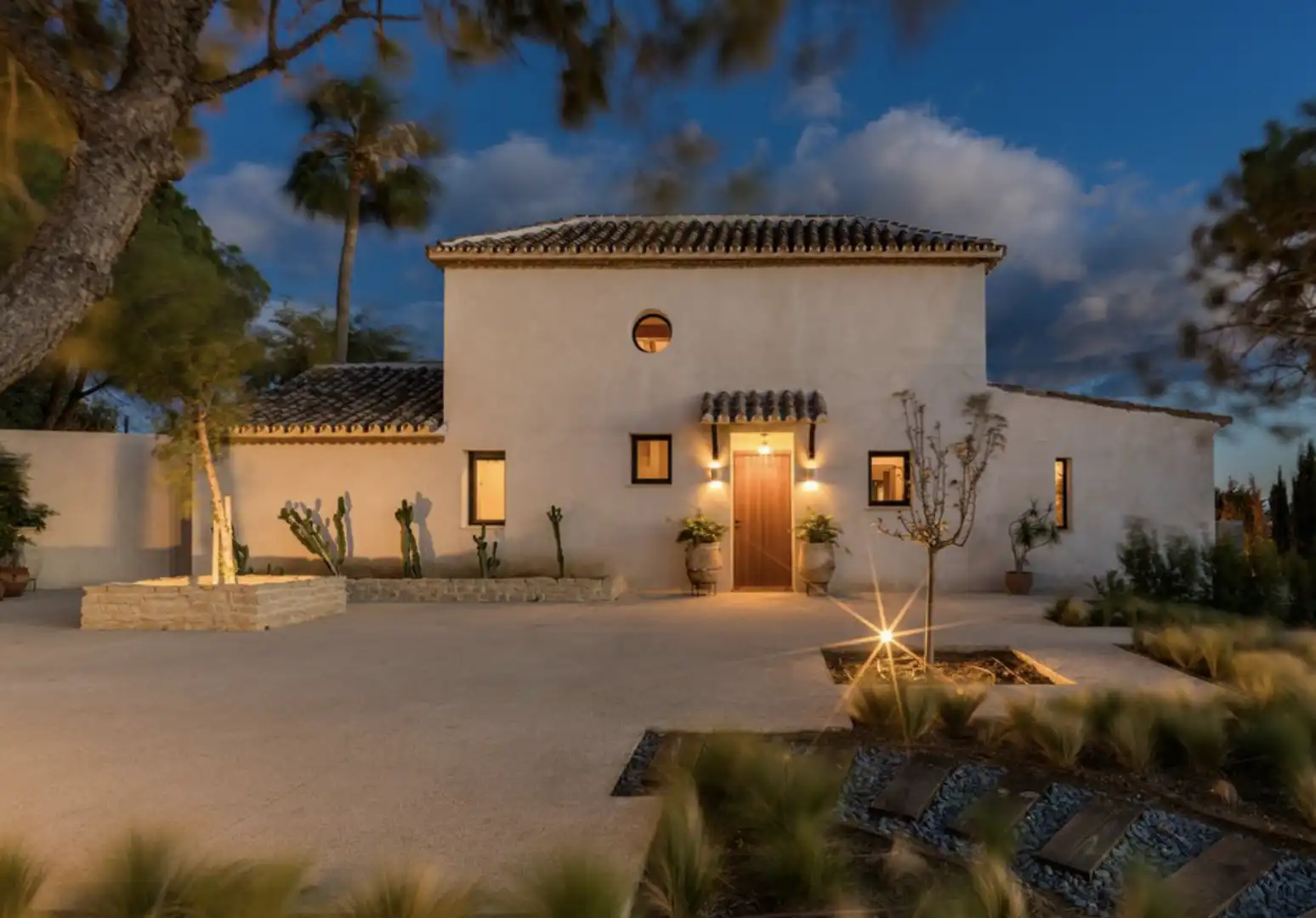 Vista exterior de Casa o xalet en venda en Estepona amb Aire condicionat, Calefacció i Jardí privat