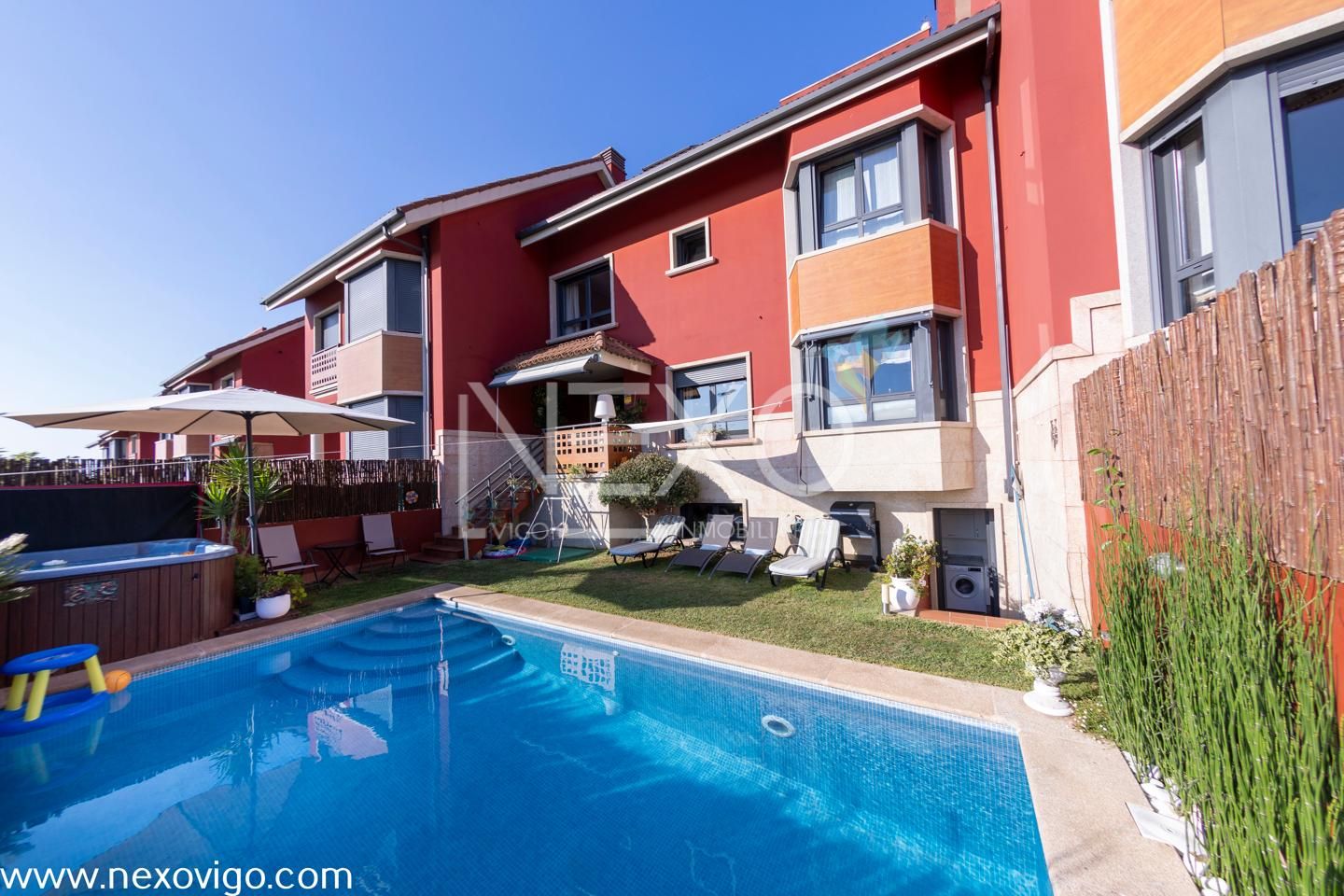 Piscina de Casa adosada en venta en Vigo  con Calefacción, Jardín privado y Terraza