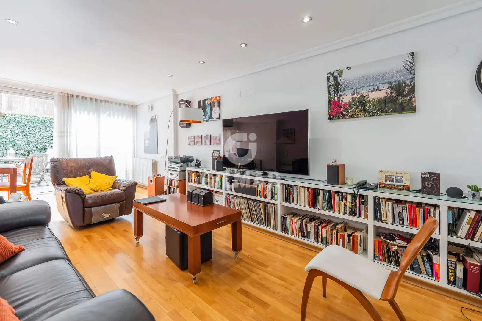 Sala de estar de Casa adosada en venta en Madrid con Calefacción, Jardín privado y Piscina