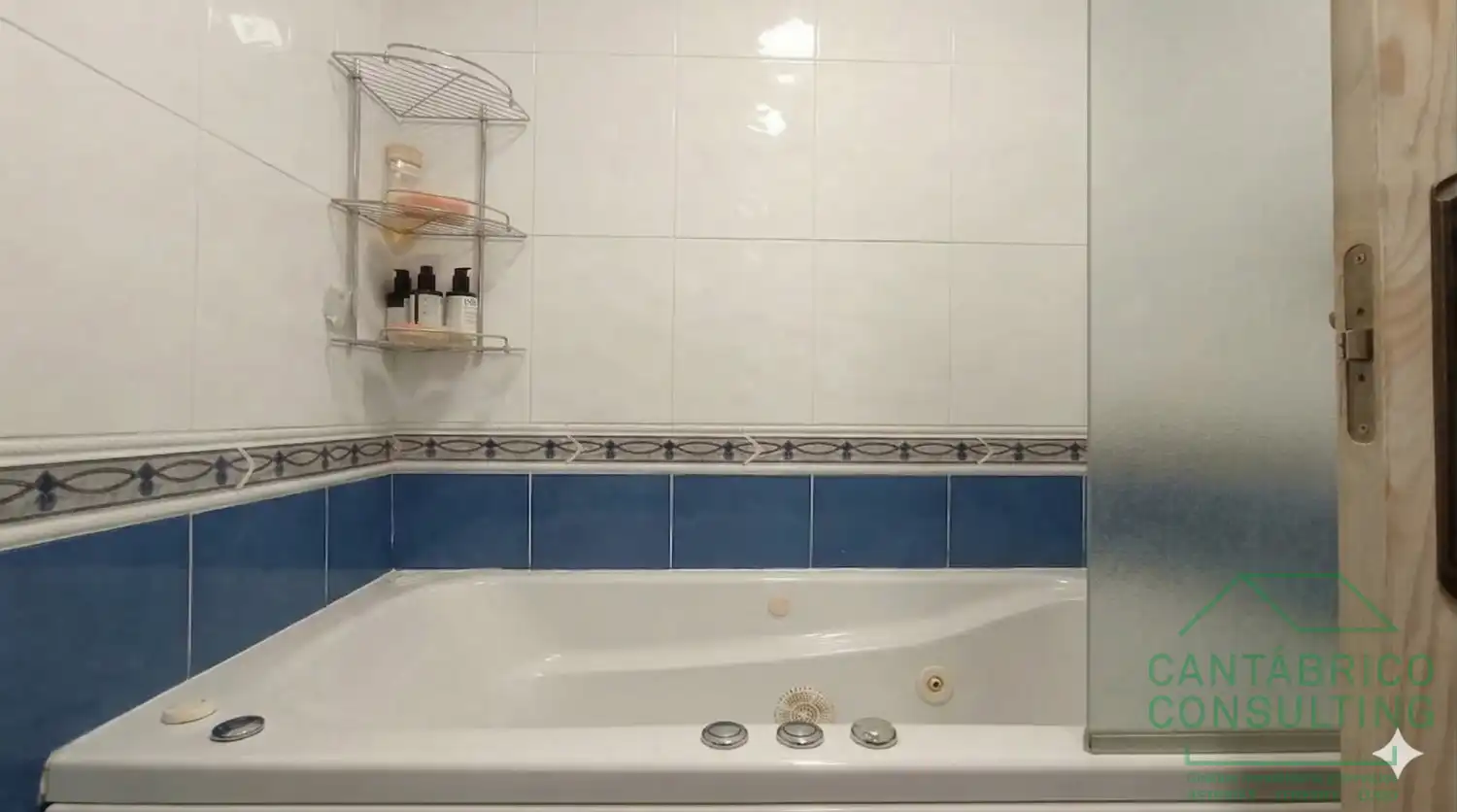 Baño de Piso en venta en Navia con Calefacción y Amueblado