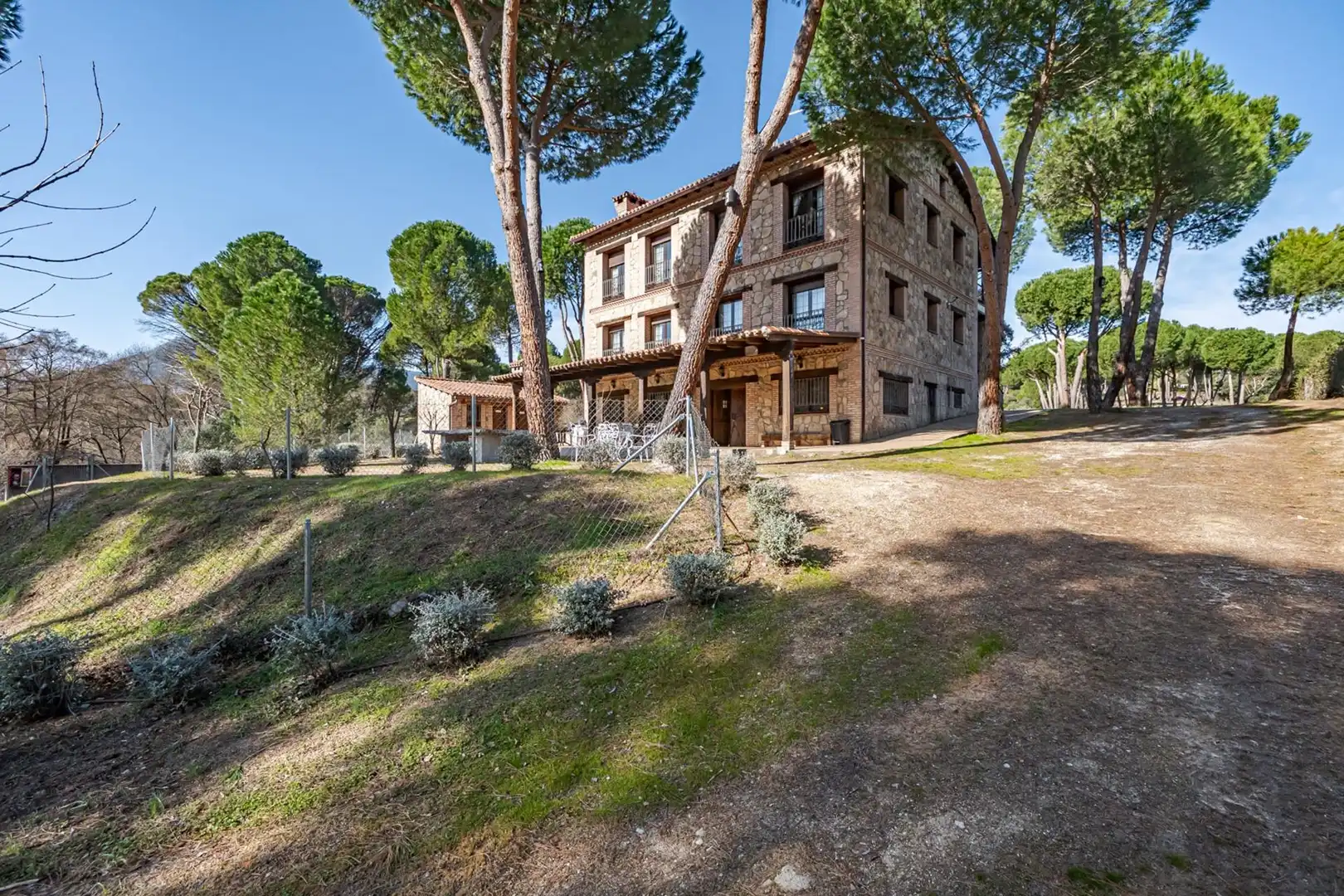 Vista exterior de Finca rústica en venda en El Tiemblo  amb Calefacció, Jardí privat i Terrassa