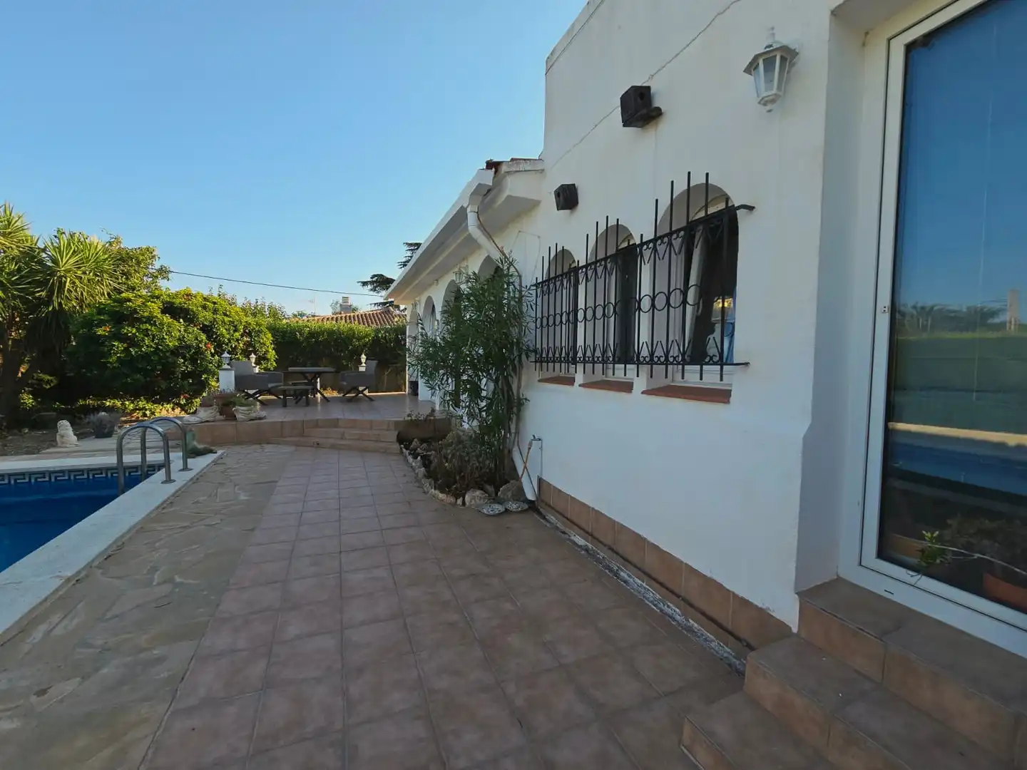 Vista exterior de Casa o xalet en venda en Mont-roig del Camp amb Jardí privat, Traster i Piscina