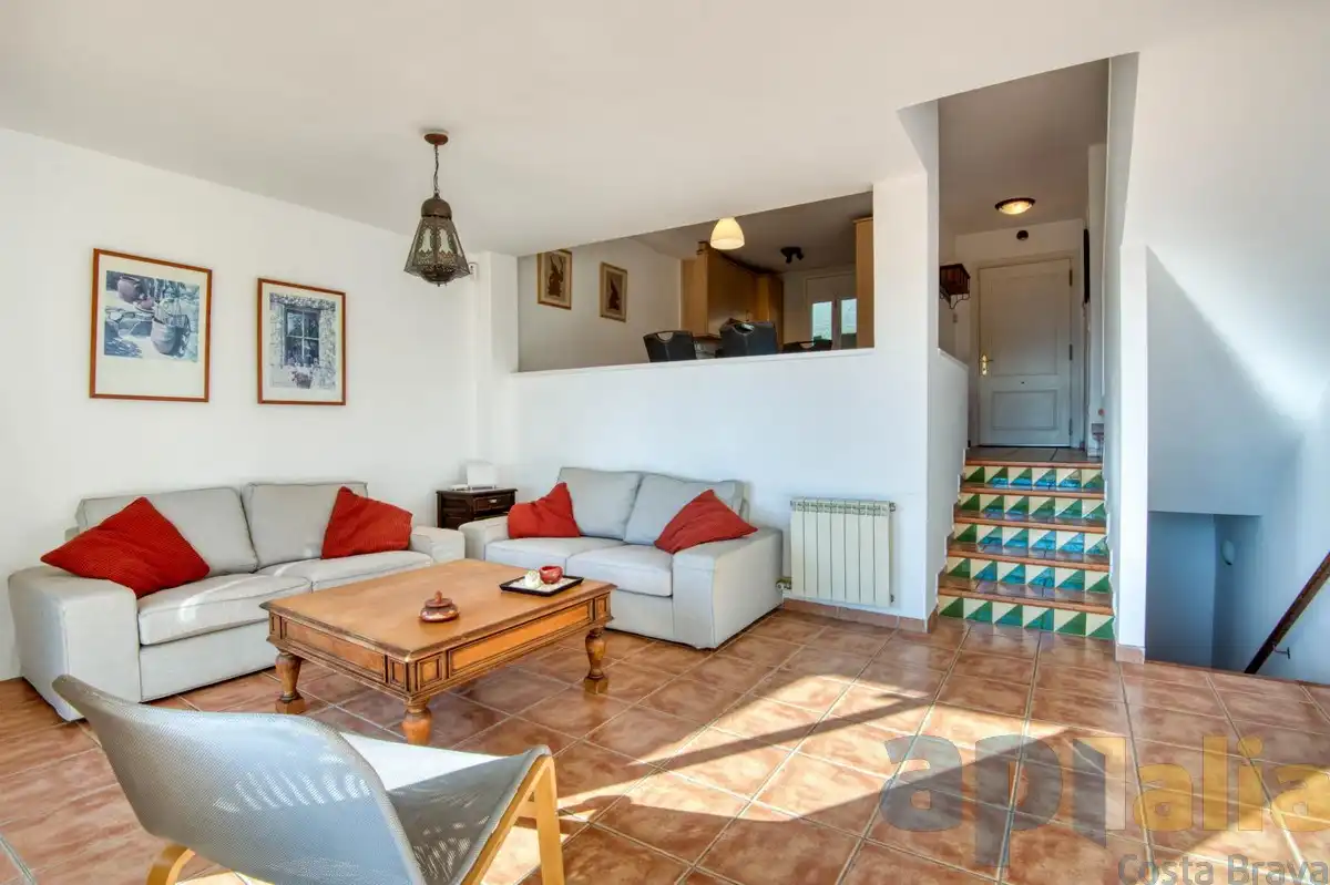 Sala d'estar de Casa adosada en venda en Sant Feliu de Guíxols amb Calefacció, Jardí privat i Terrassa