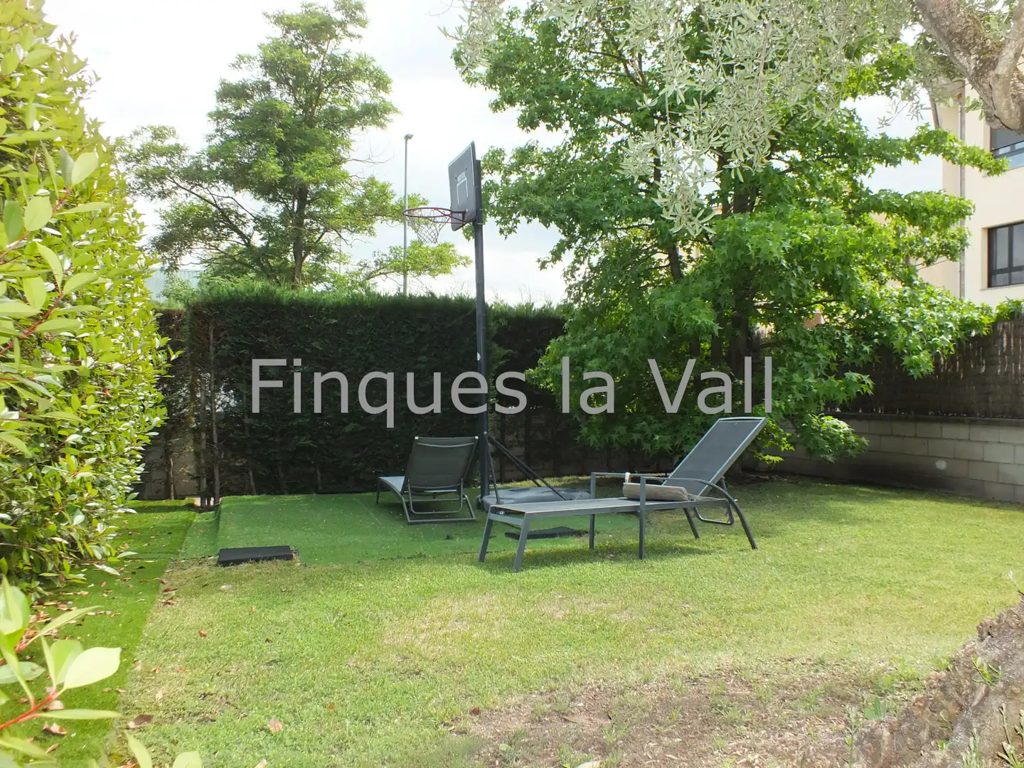 Haus oder Chalet zum Verkauf in Tona mit Heizung, Privatgarten und Ofen