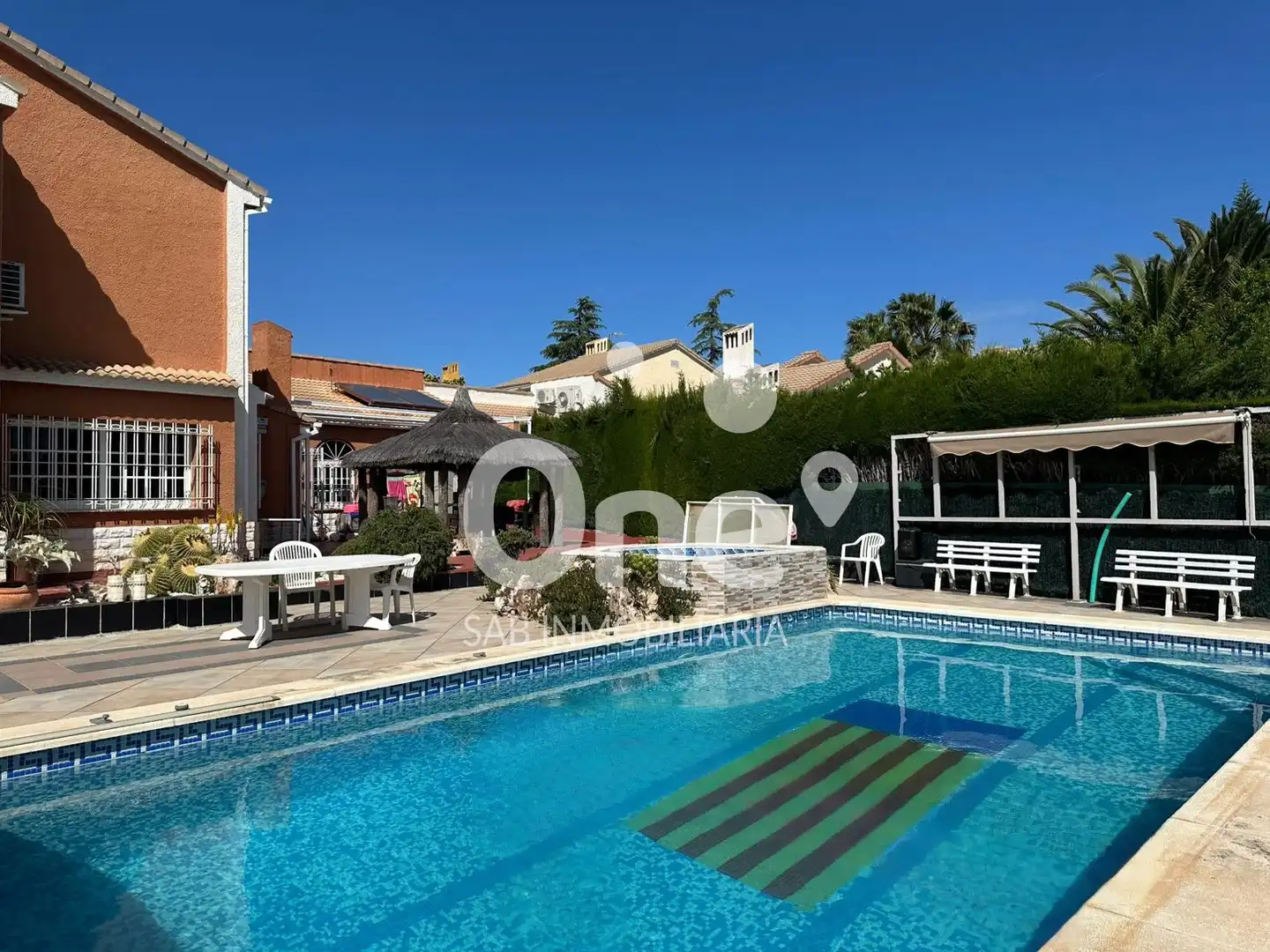 Schwimmbecken von Haus oder Chalet zum Verkauf in San Antonio de Benagéber mit Klimaanlage, Heizung und Privatgarten