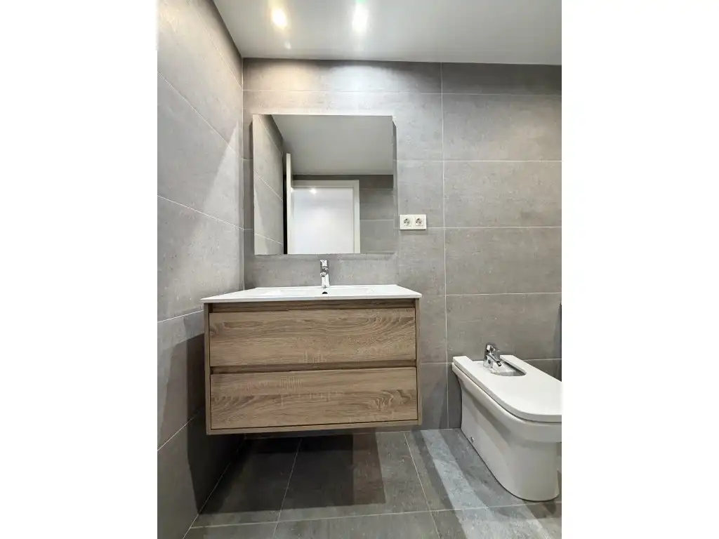 Bathroom of Flat for rent in Girona  with Air Conditioner, Heating and Oven