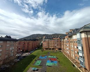 Vista exterior de Pis en venda en Oviedo  amb Calefacció, Traster i Piscina