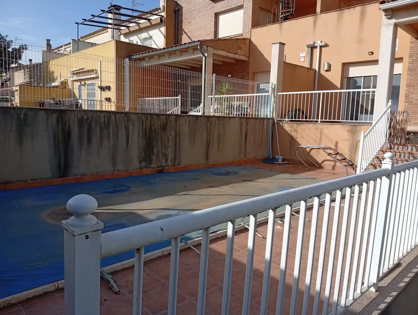 Piscina de Casa adosada en venda en L'Aldea amb Aire condicionat, Calefacció i Jardí privat