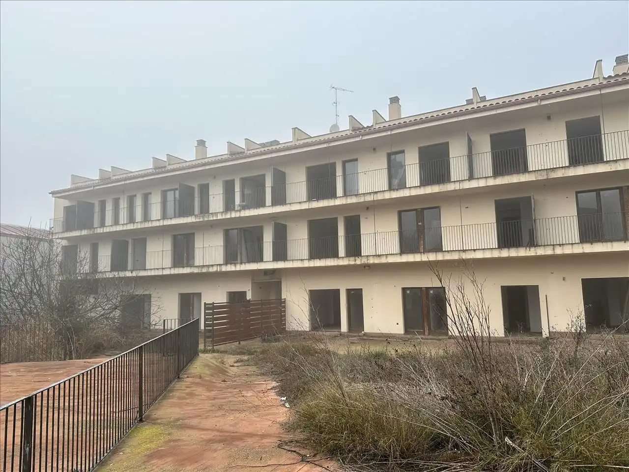 Vista exterior de Edifici en venda en Bell-lloc d'Urgell
