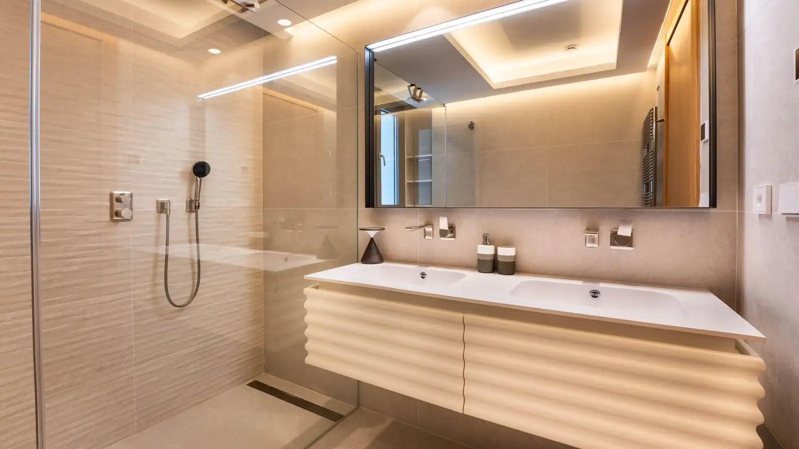 Badezimmer von Wohnung zum Verkauf in Benahavís mit Terrasse, Abstellraum und Möbliert