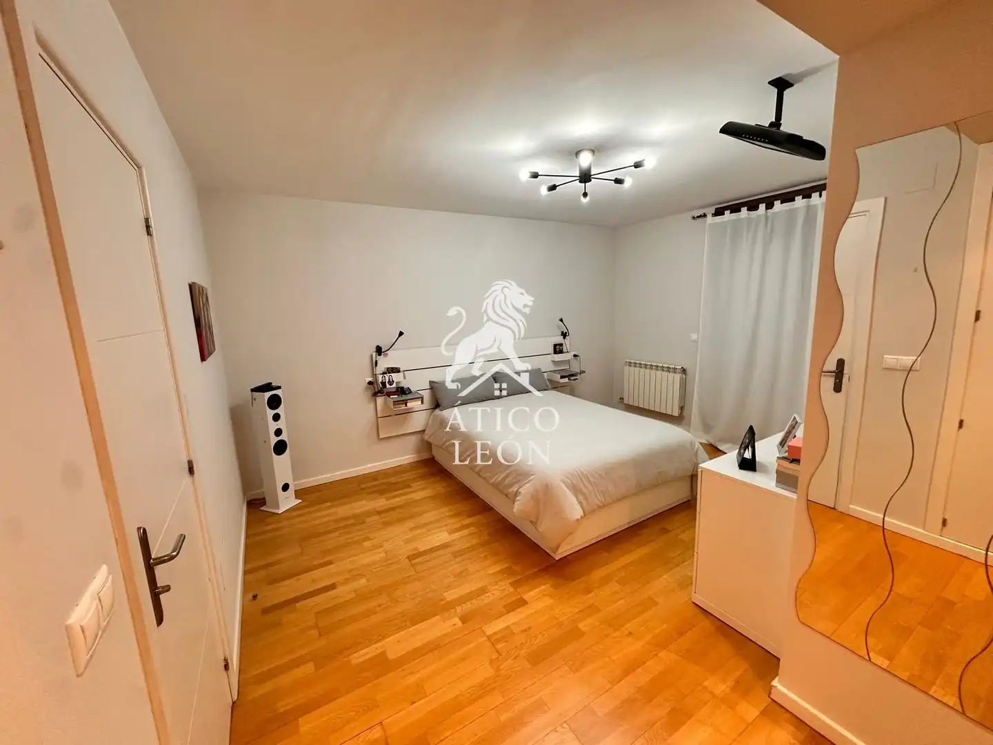 Habitación de Casa adosada en venta en San Andrés del Rabanedo con Calefacción, Jardín privado y Parquet