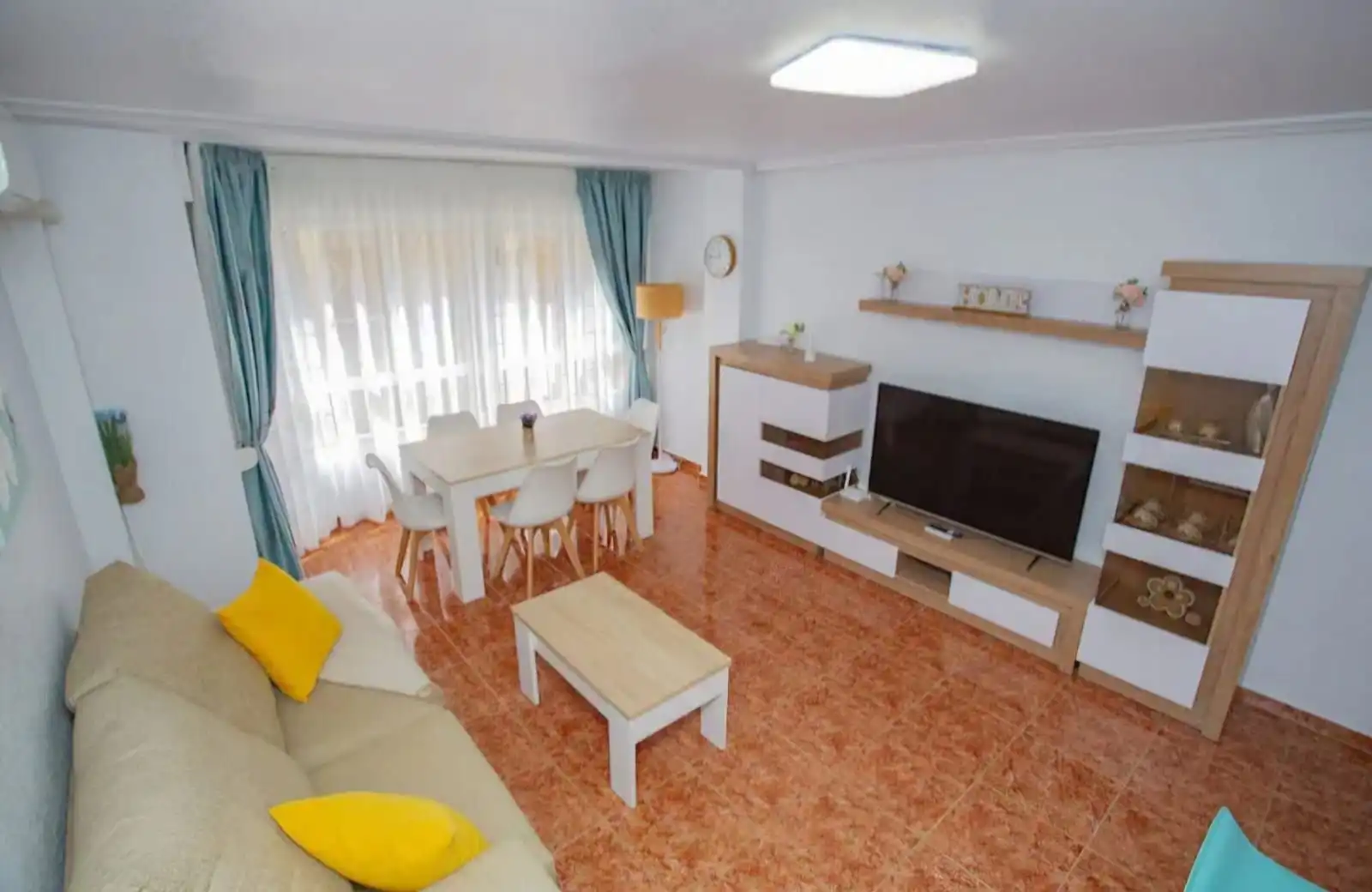 Sala de estar de Apartamento de alquiler en Torrevieja con Aire acondicionado, Amueblado y Internet