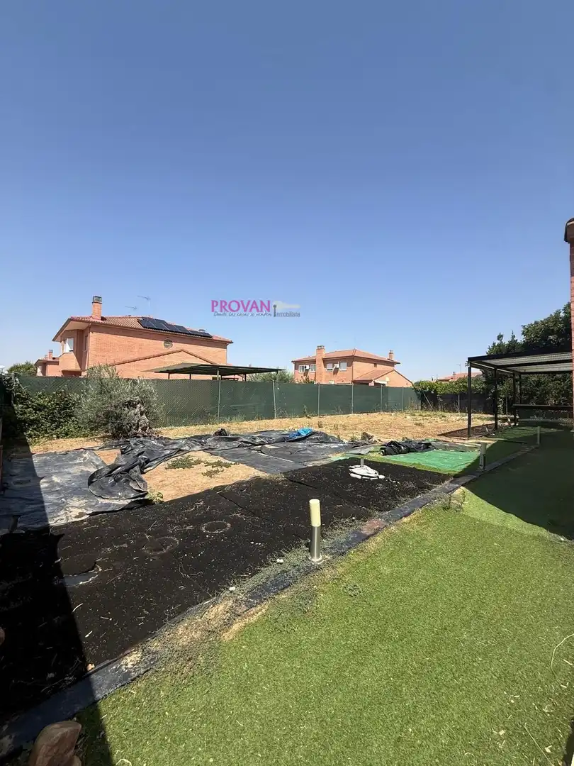 Casa adosada en venta en Galápagos con Calefacción y Jardín privado