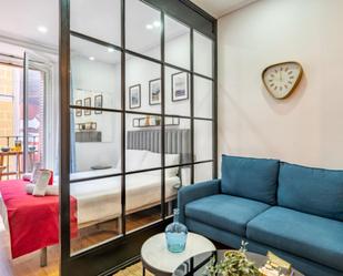 Sala d'estar de Estudi de lloguer en  Madrid Capital amb Aire condicionat, Moblat i Forn