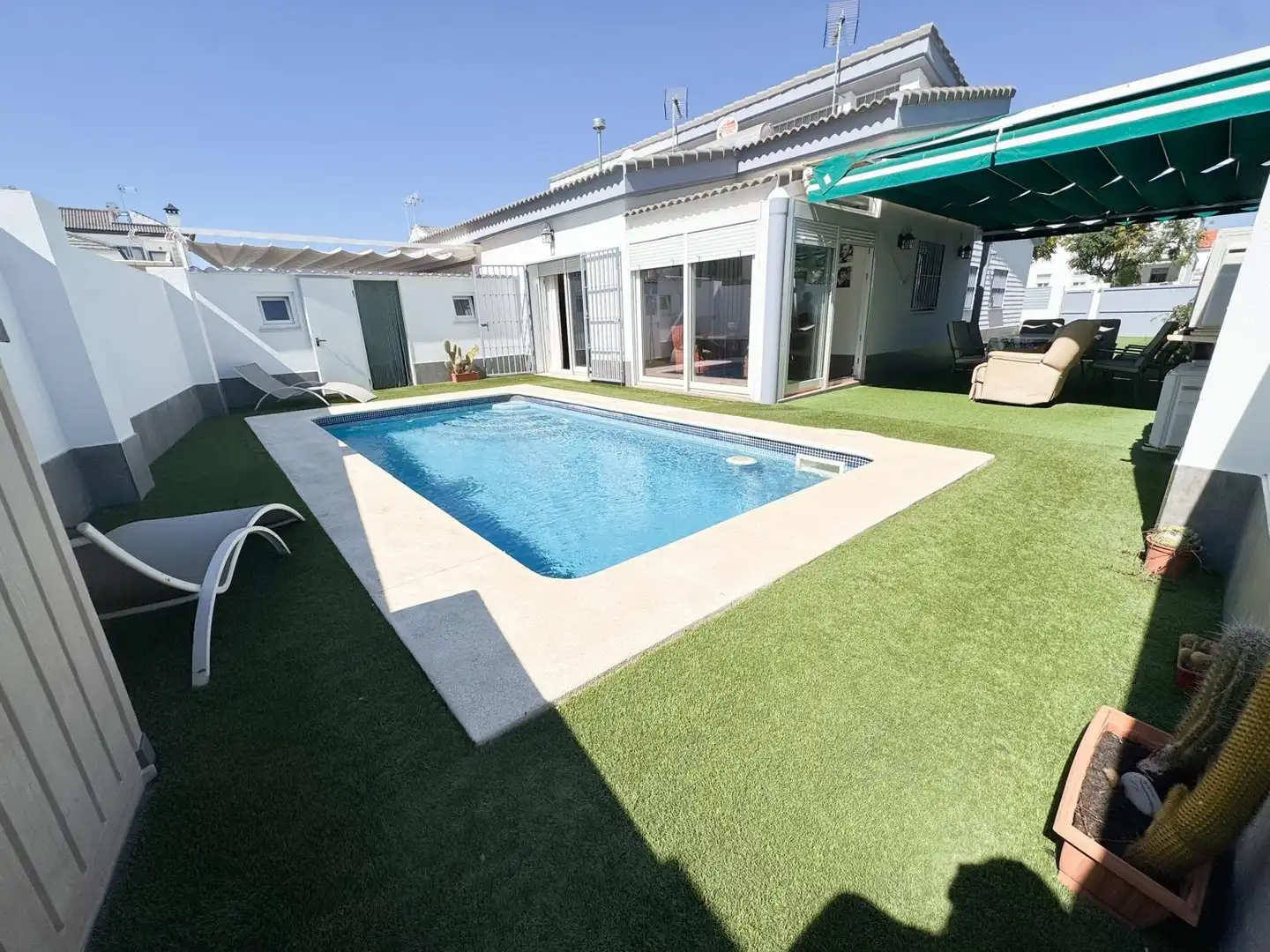 Piscina de Casa adosada en venda en Punta Umbría, Huelva