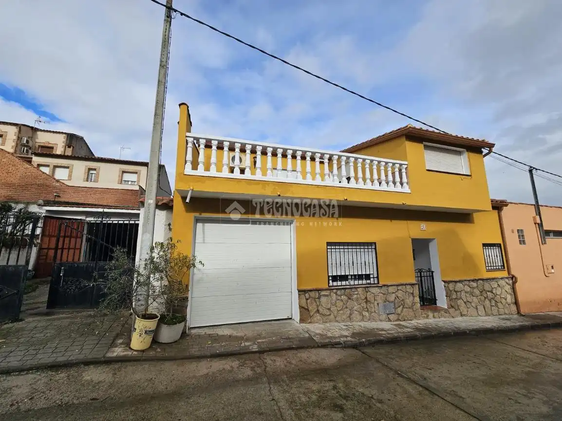Exterior view of Detached homes for sale in El Puente del Arzobispo  with Heating