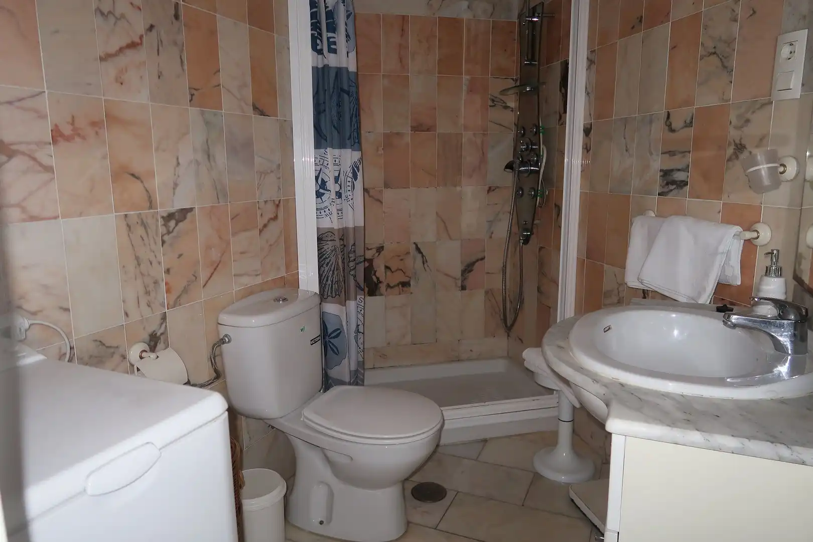 Bathroom of Apartments for rent in Almuñécar  with Furnished, Oven and Washing machine