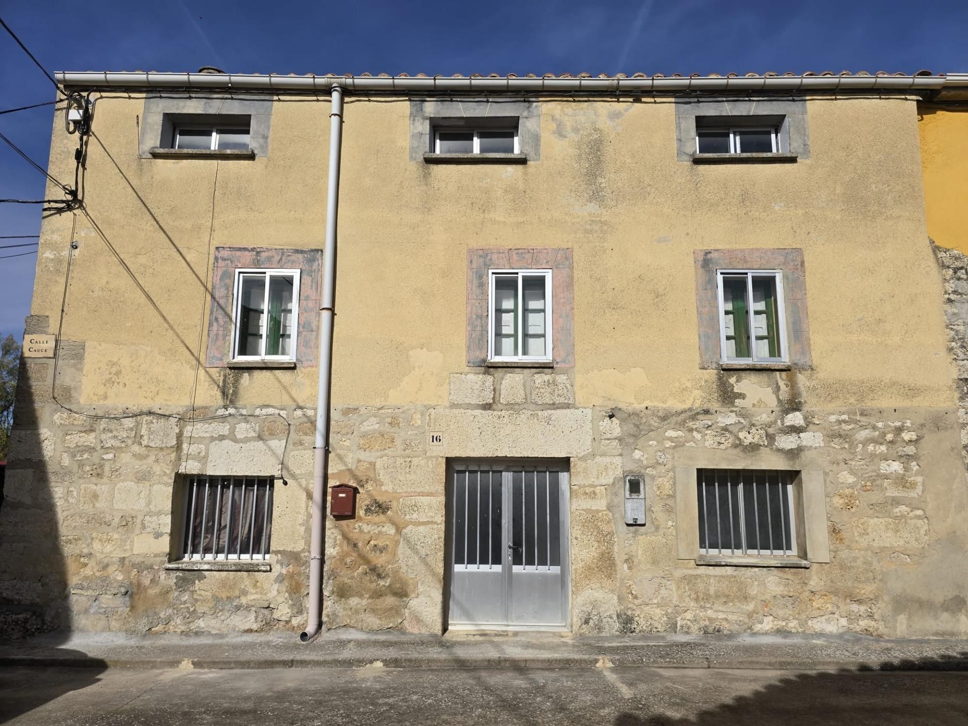 Vista exterior de Casa adosada en venda en Valle de las Navas amb Jardí privat