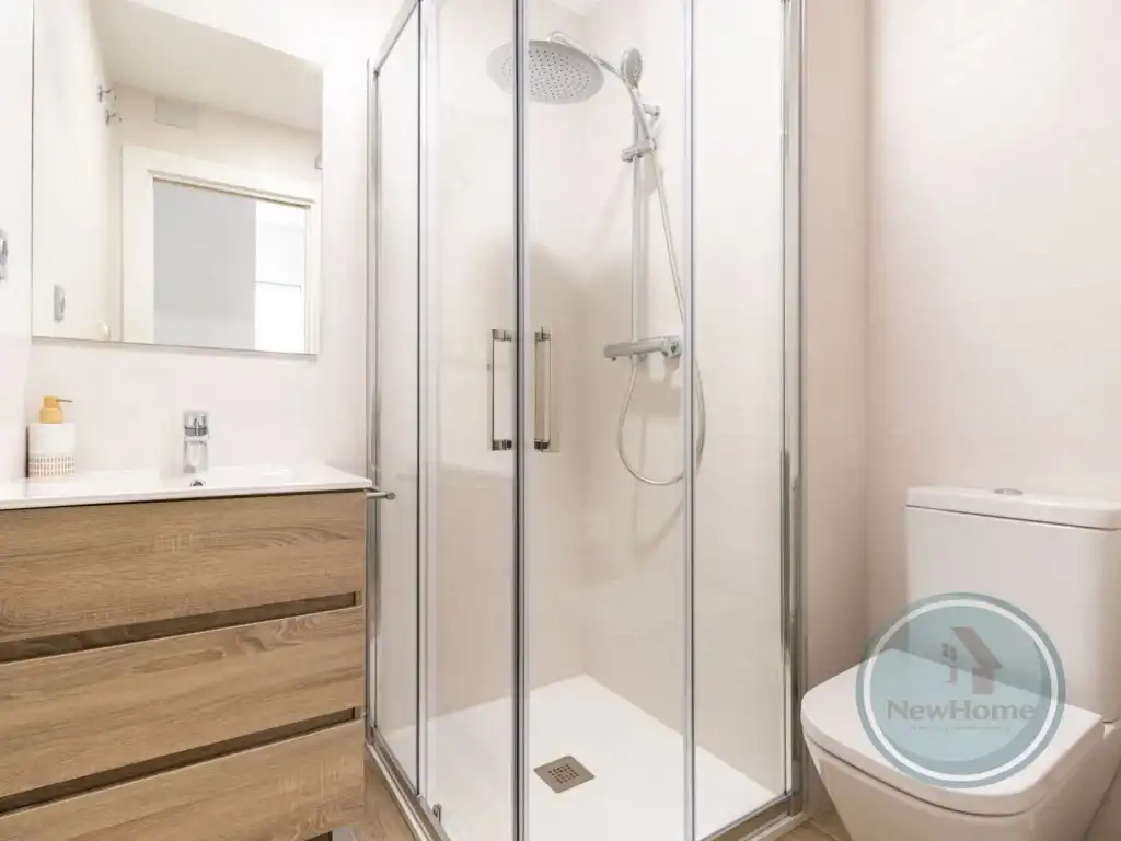 Baño de Piso de alquiler en Elche / Elx con Aire acondicionado, Terraza y Piscina comunitaria