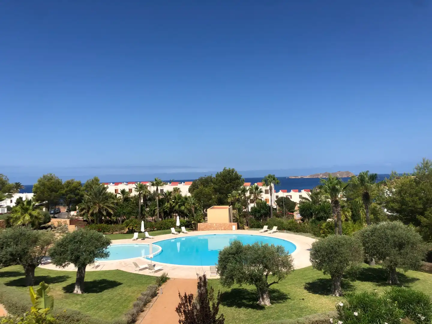 Schwimmbecken von Wohnung zur Miete in Sant Josep de sa Talaia mit Klimaanlage, Heizung und Privatgarten