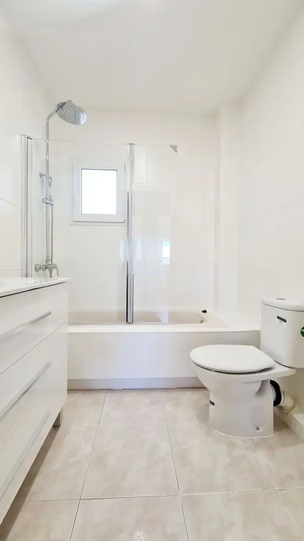 Badezimmer von Wohnung zur Miete in Madrid mit Klimaanlage